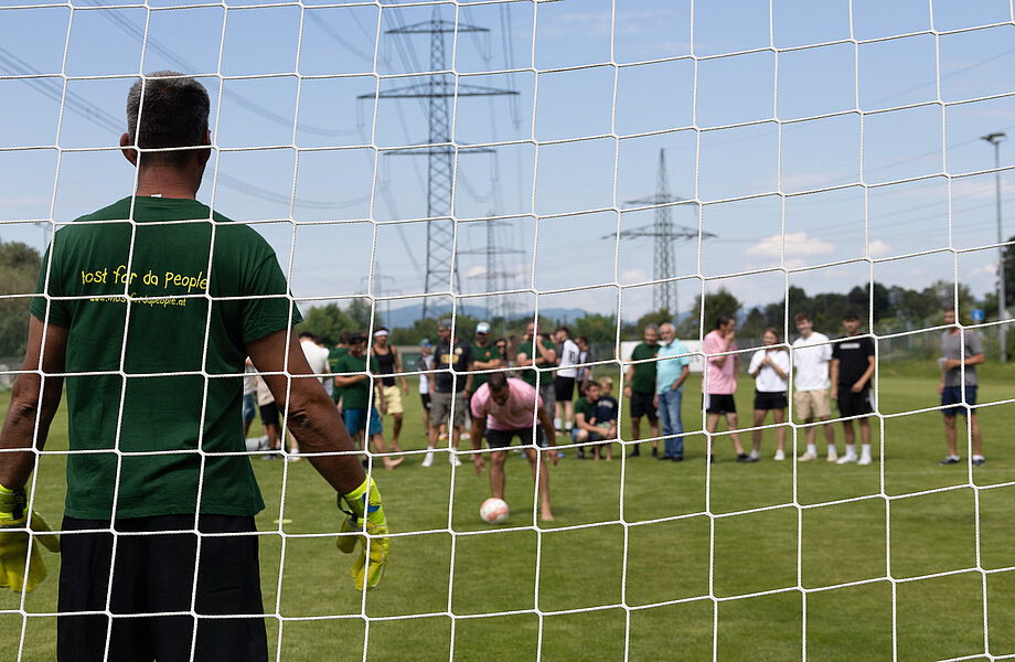 Die Mannschaft gewinnt 2. SCRA-Elfmeterturnier