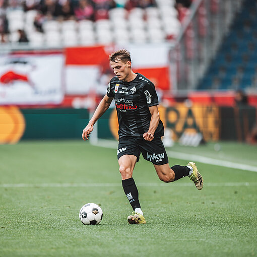 Fußballer des SK Sturm Graz am Ball im Stadion Liebenauer.