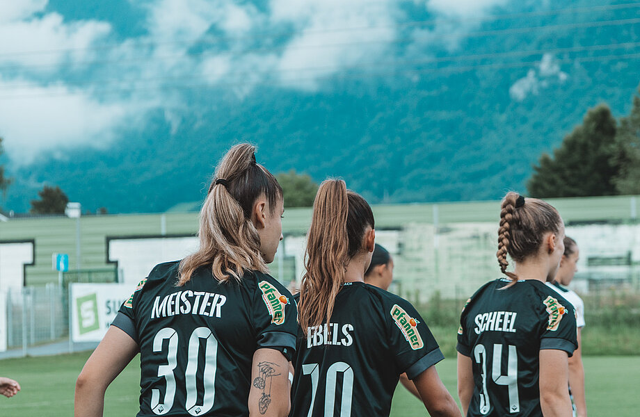 Der Ball rollt an